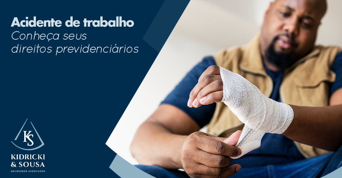 Homem enfaixando a mão