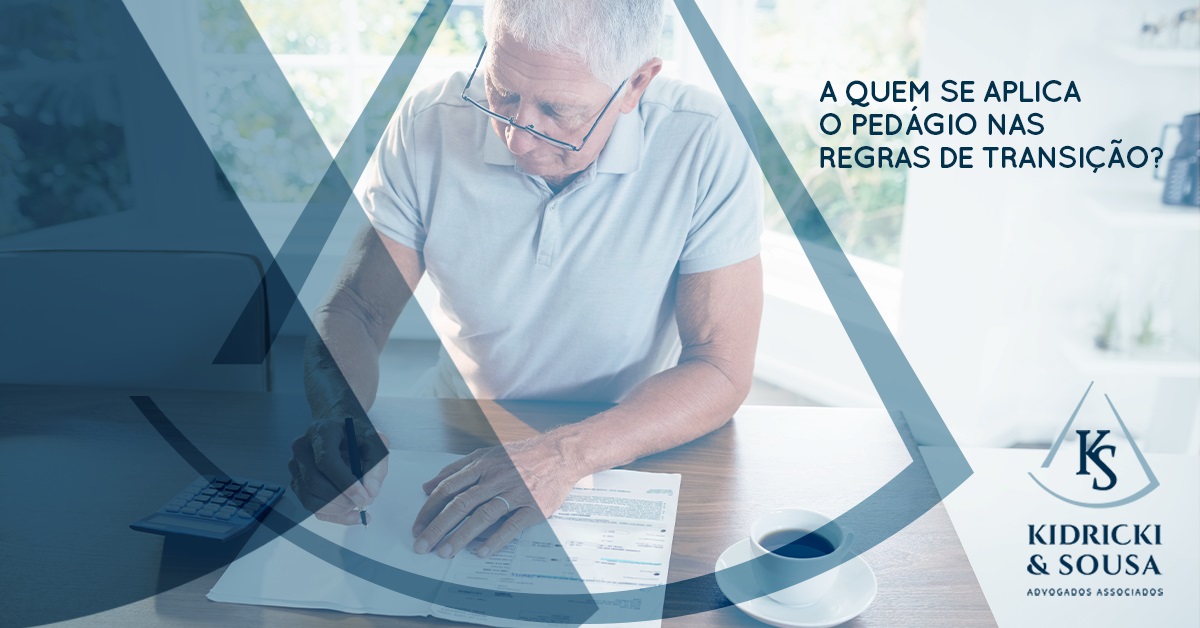 Foto aposentado fazendo anotações - regras de transição